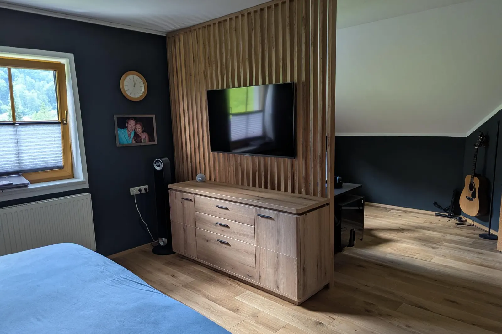 Fernseher an der Lamellenwand montiert, Kundenfoto