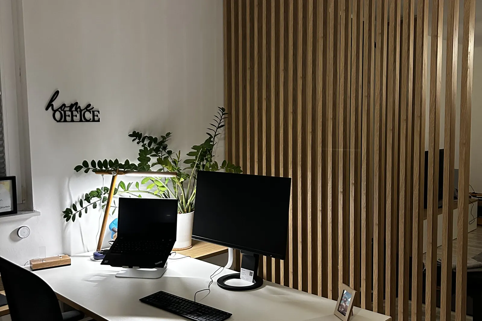 Homeoffice-Ecke mit Raumteiler aus Eichenlamellen, Kundenfoto