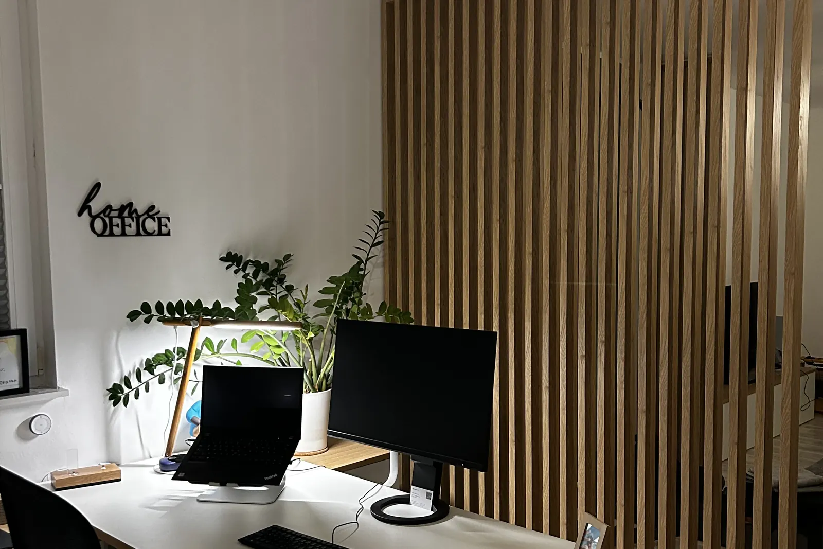 Homeoffice-Ecke mit Raumteiler aus Eichenlamellen als Sichtschutz, Kundenfoto