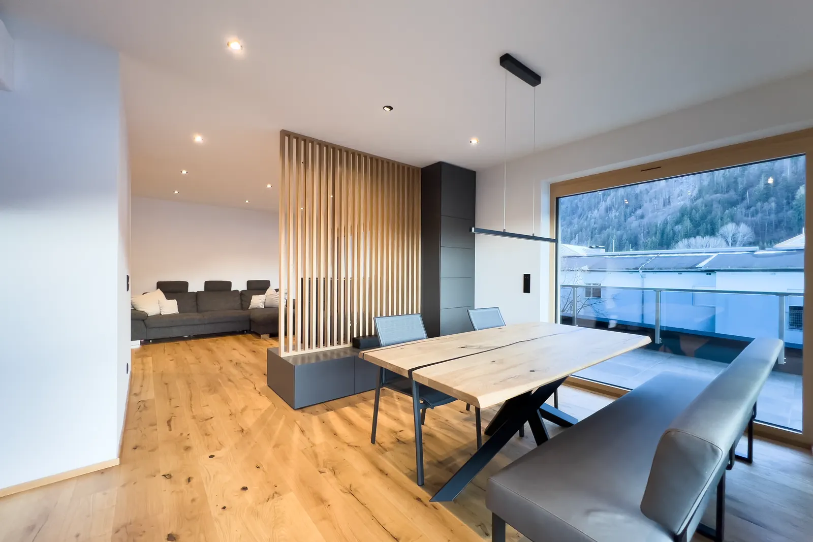 Lamellenwand in Eiche trennt Essbereich und Wohnzimmer, Kundenfoto
