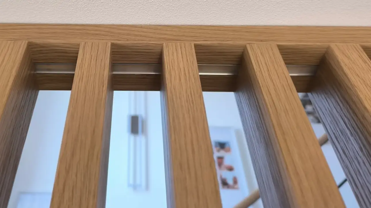 Detail einer Lamellenwand aus Eiche mit Abstand zwischen den Lamellen, Kundenfoto