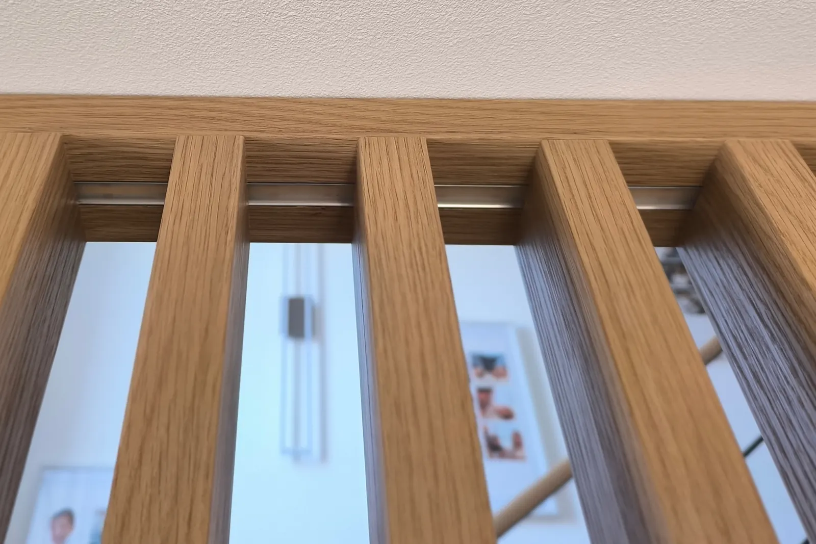 Detail einer Lamellenwand aus Eiche mit Abstand zwischen den Lamellen, Kundenfoto