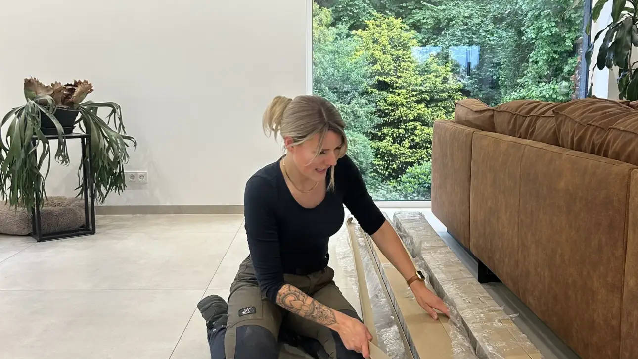 Kundin packt den Raumteiler-Bausatz aus, Kundenfoto