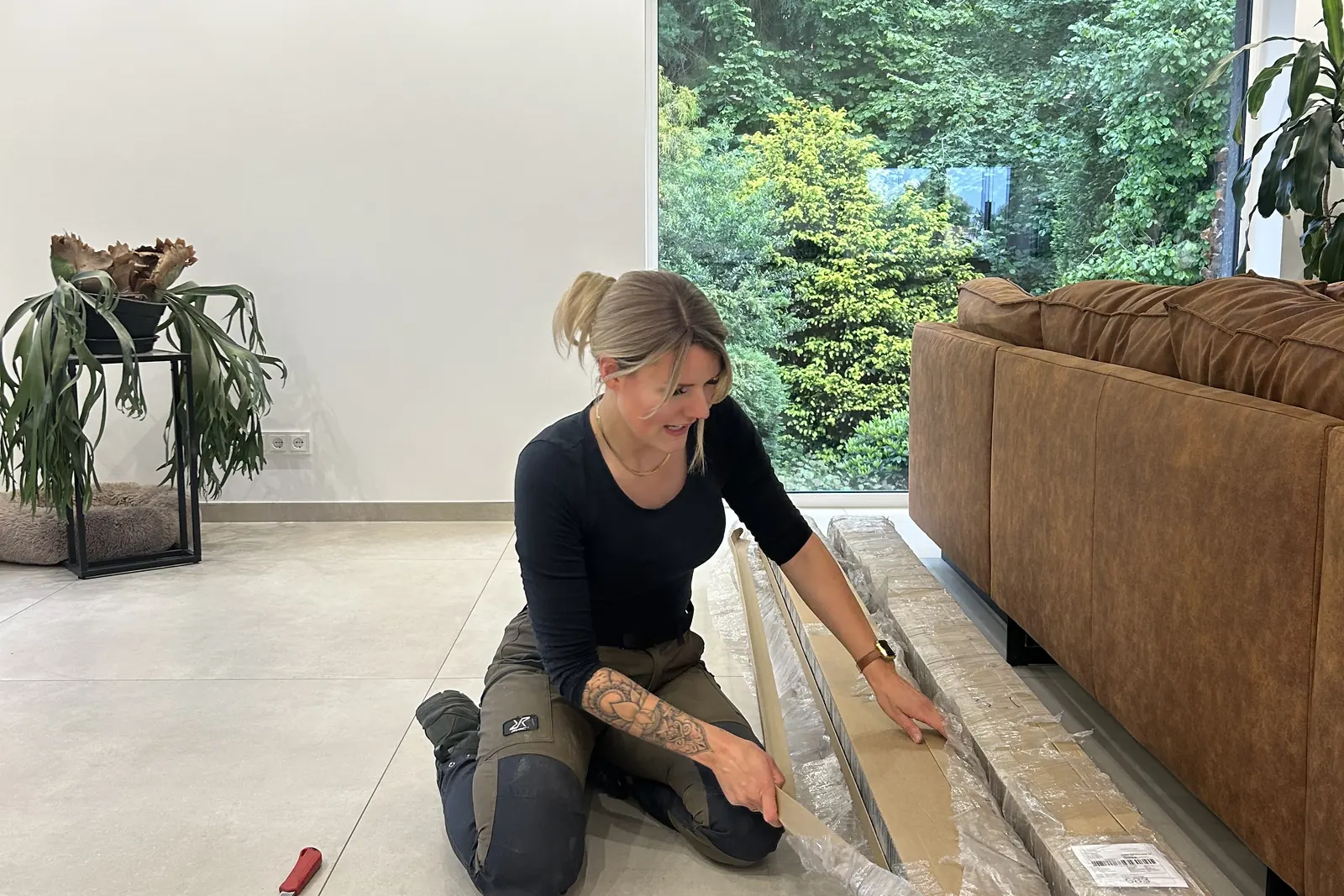 Kundin packt den Raumteiler-Bausatz aus, Kundenfoto