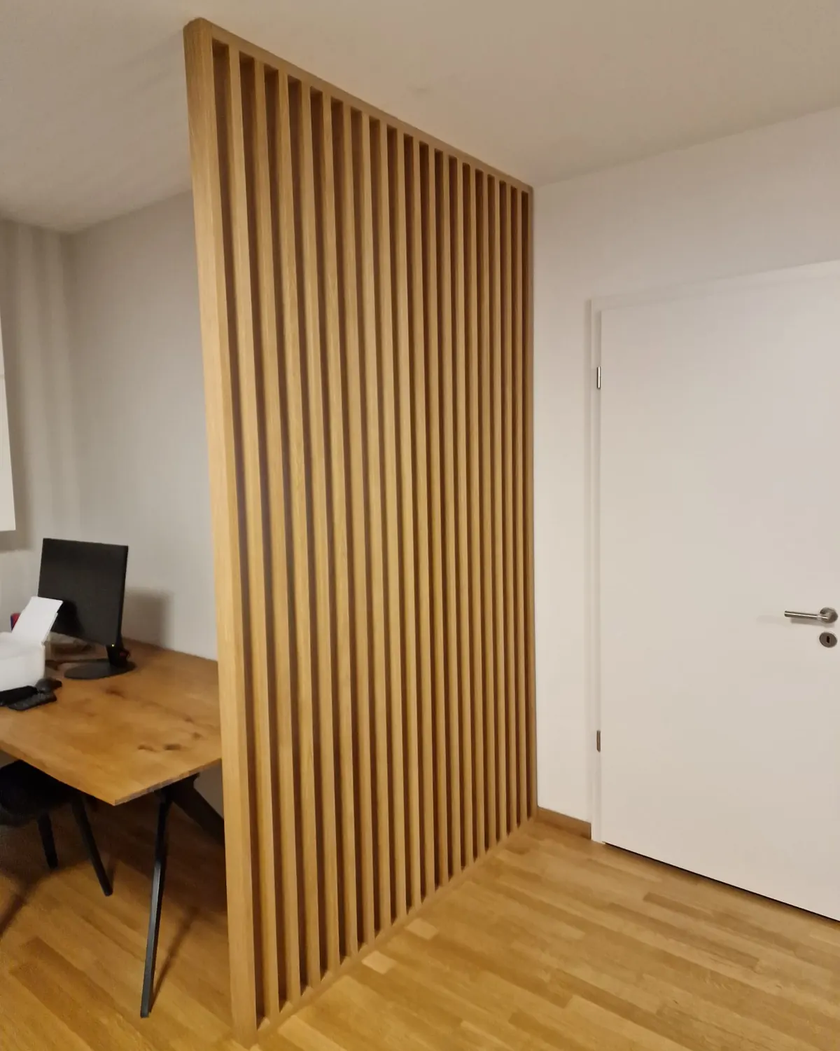 Raumteiler aus Eichenlamellen neben dem Schreibtisch, Kundenfoto