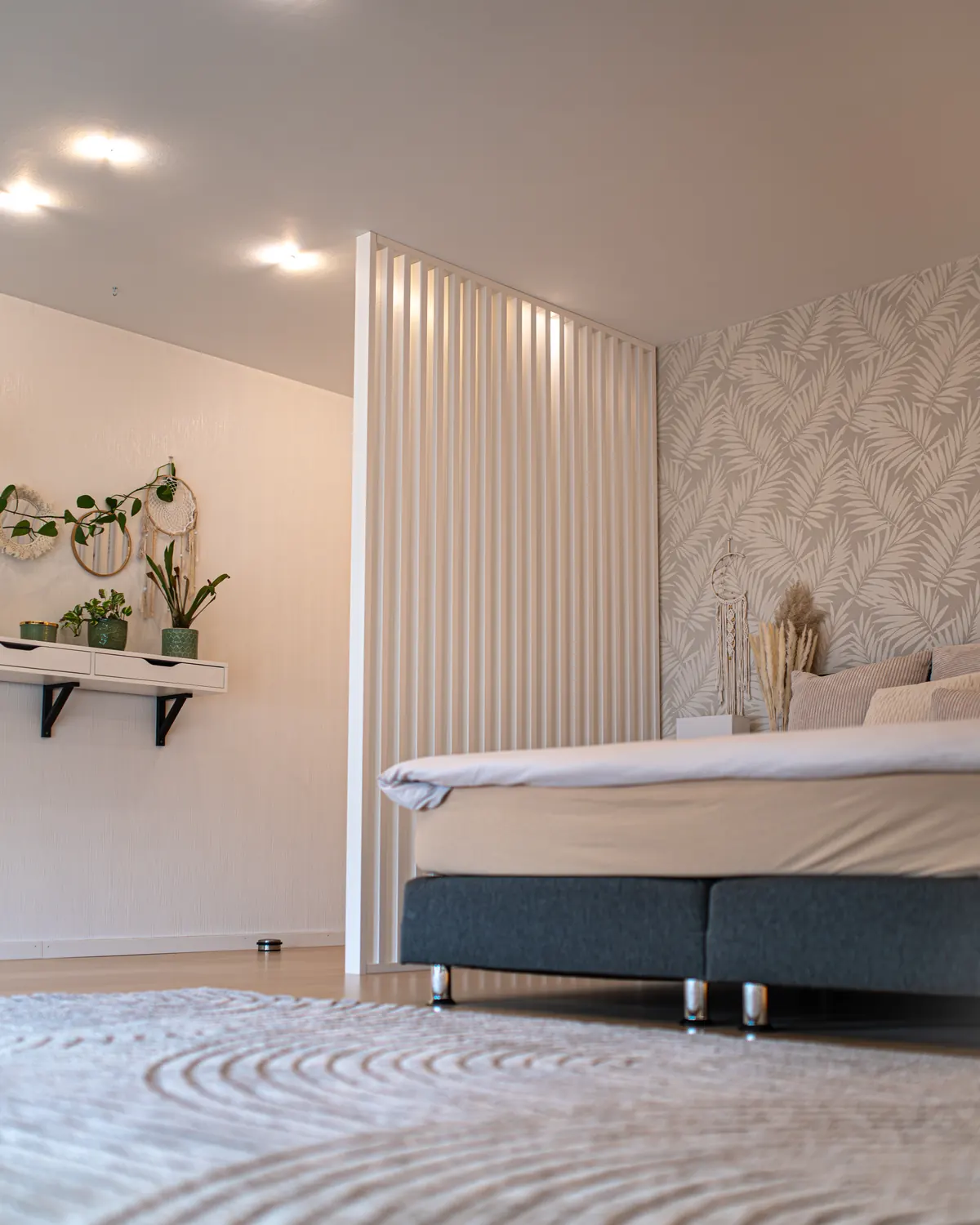 Raumteiler nach Maß aus Eichenlamellen im Schlafzimmer, Kundenfoto