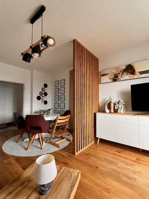 Raumteiler aus Eichenlamellen zwischen Essbereich und Fernsehwand, weißes Sideboard, Kundenfoto