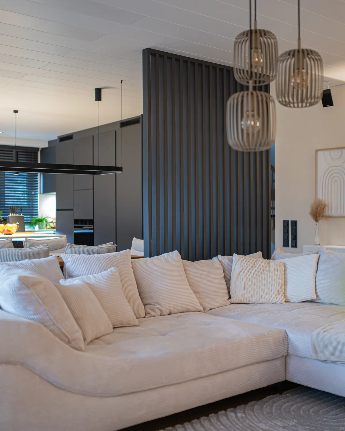 Lamellenwand in Schwarz trennt Wohnzimmer und Küche, Kundenfoto
