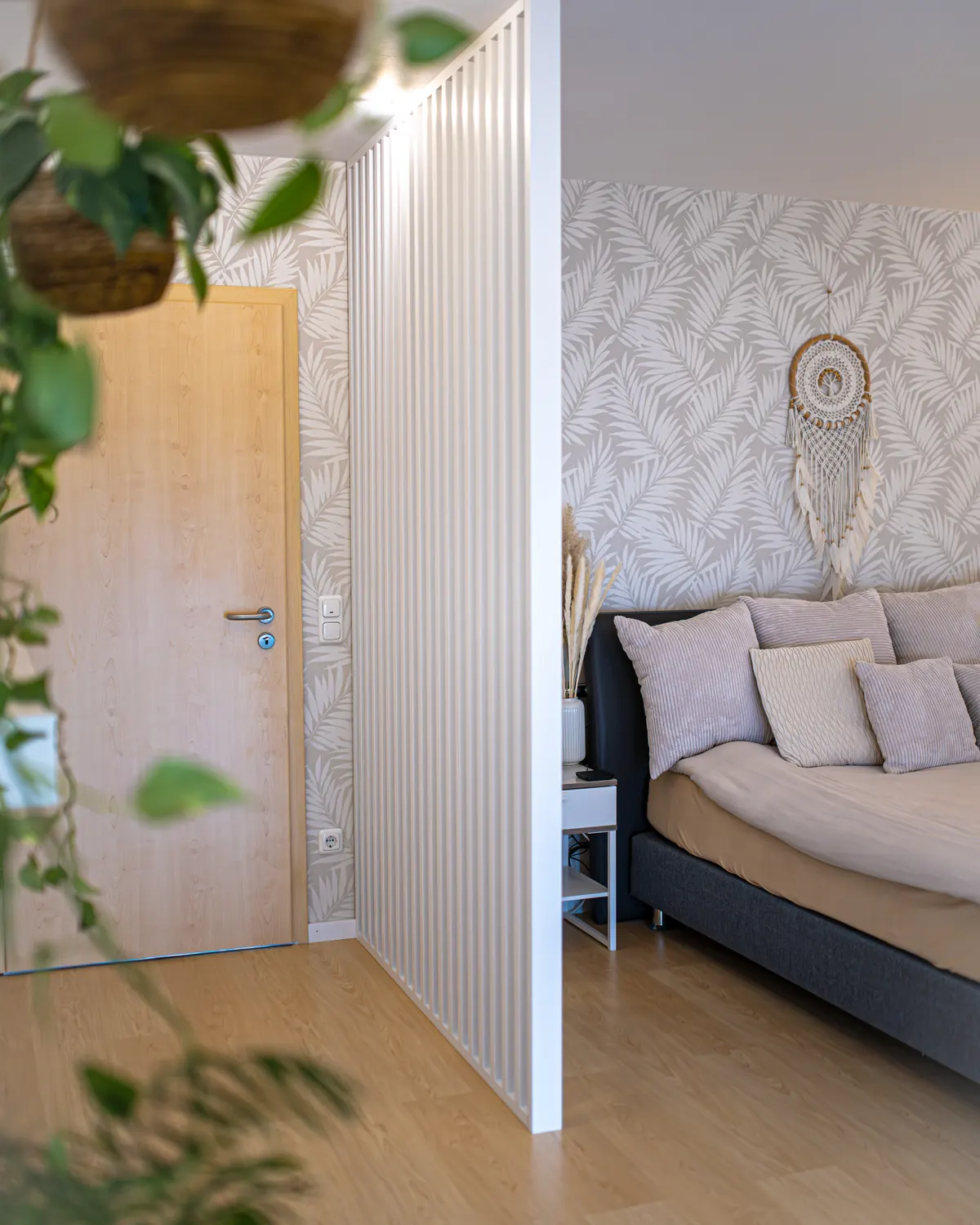 Weiße Lamellenwand trennt das Schlafzimmer ab, Kundenfoto